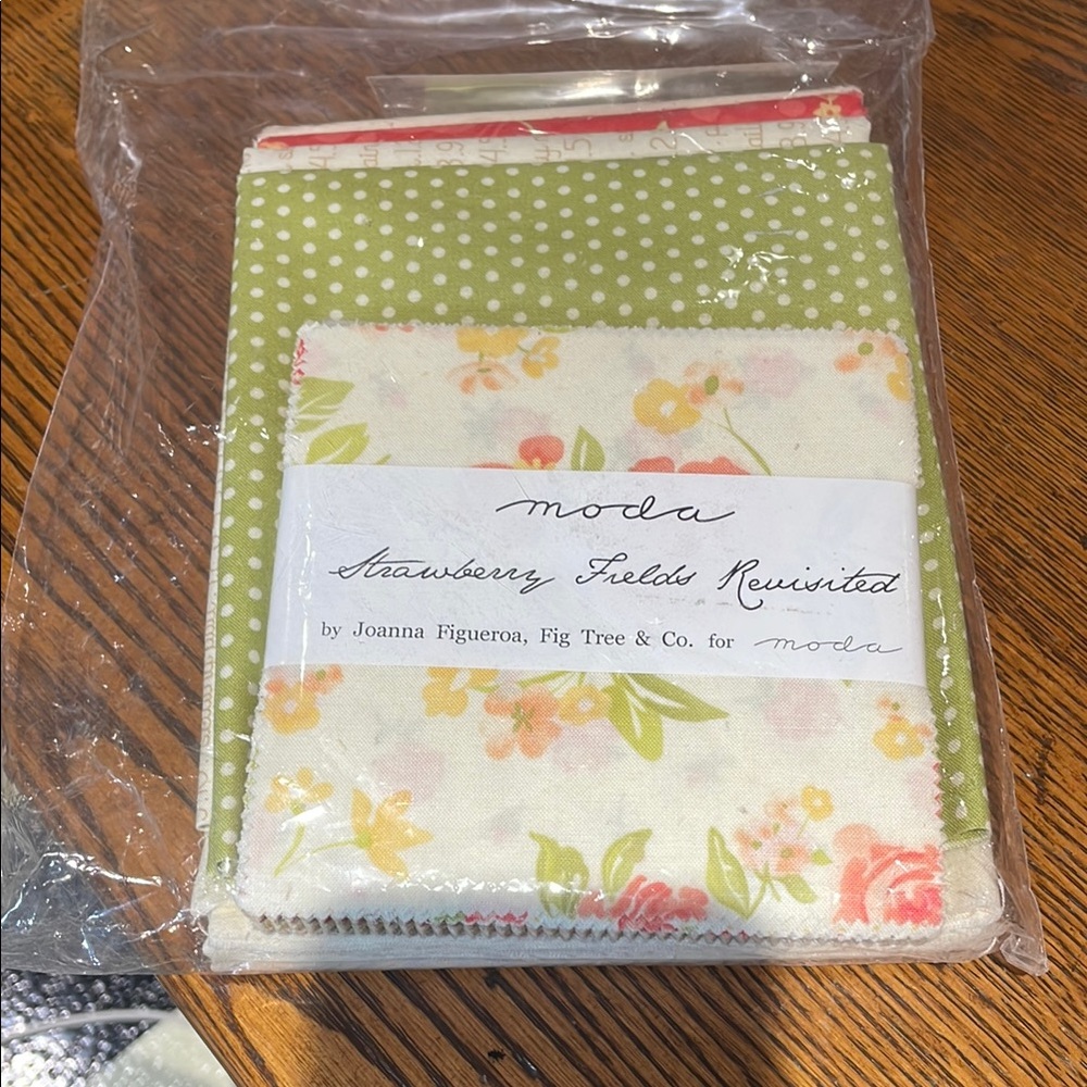 Moda Strawberry Fields Revisited Fabric Set - Green and Cream